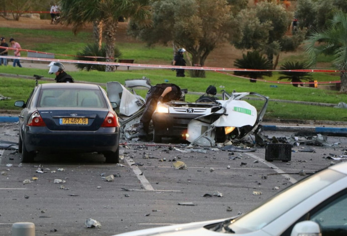 פיצוץ רכב בלה גוארדיה , תל אביב (צילום:  אבשלום ששוני)
