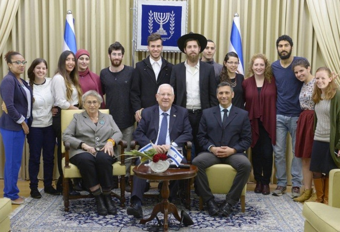 חניכי תוכנית "אחי ישראלי" עם הנשיא ראובן ריבלין (צילום:  מארק ניימן, לע"מ)