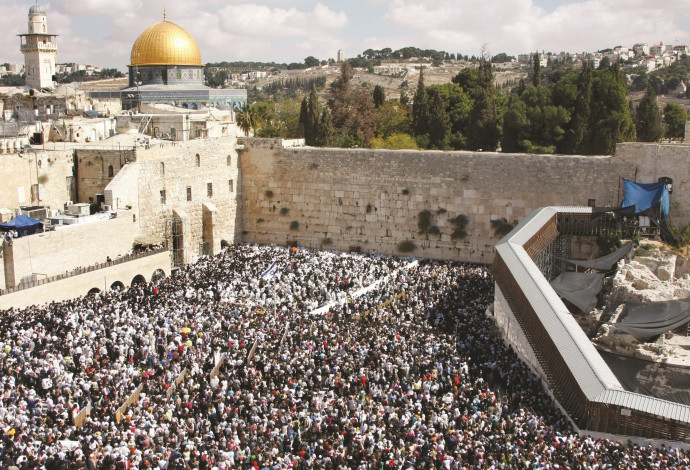 תפילת יהודים בכותל, ירושלים (צילום:  דניאל דרייפוס, פלאש 90)