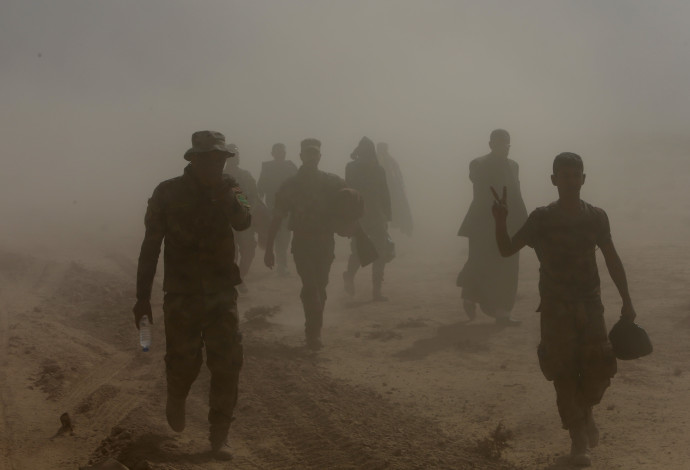 עקורים נמלטים מדאעש (צילום:  רויטרס)