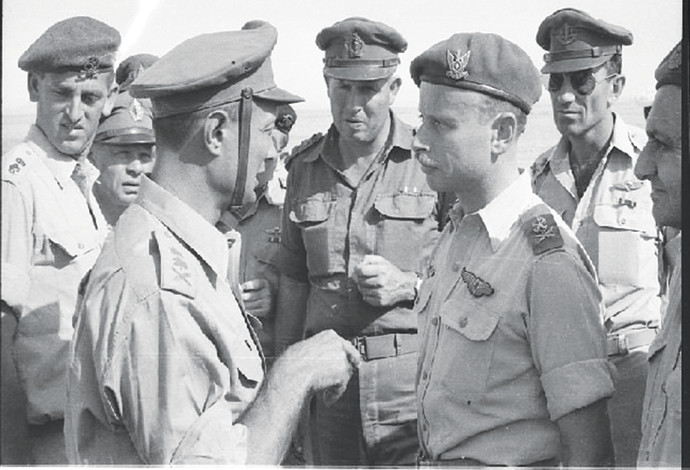 מרדכי בר־און (משמאל) עם משה דיין (צילום:  ארכיון צה"ל במשרד הביטחון,אברהם ורד, "במחנה")