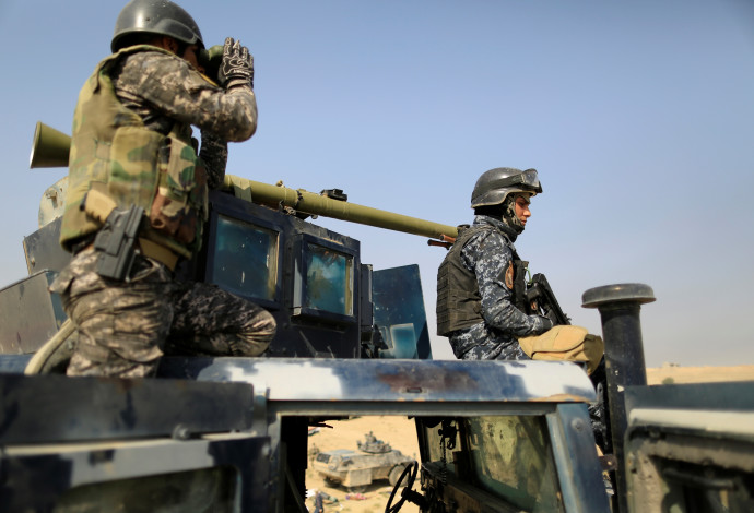 כוחות צבא עיראק בדרך למוסול (צילום:  רויטרס)