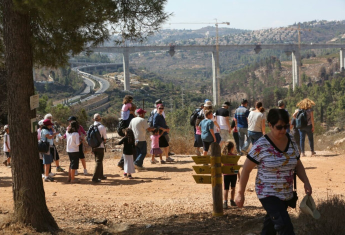 מטיילים במצפה נפתוח בירושלים (צילום:  יוסי זמיר, קק"ל)