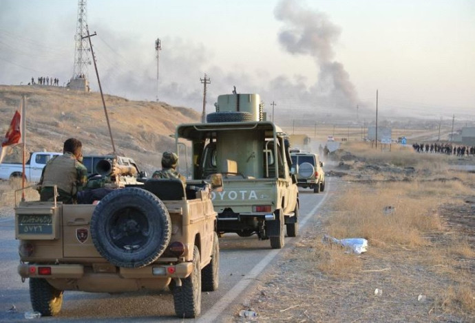 כוחות הפשמרגה סוגרים על דאעש כשברקע הפגזות הארטילריה נגד המדינה האסלאמית (צילום:  סת' ג'יי פרנצמן)