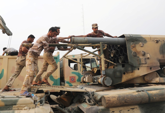 הכוחות המיוחדים של צבא עיראק מטעינים משגר רקטות (צילום:  רויטרס)