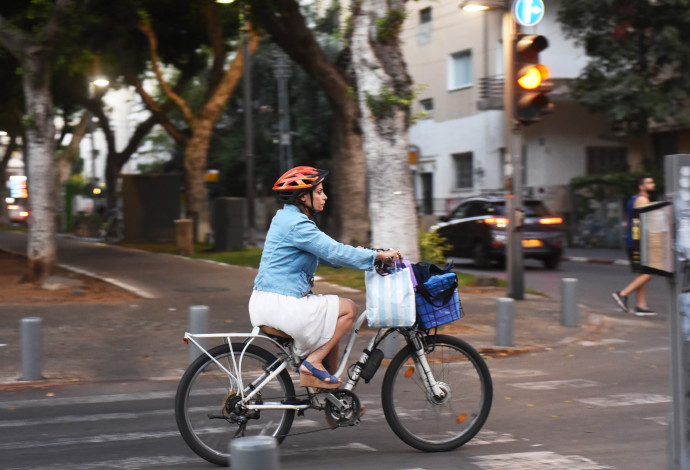 רוכבי אופניים בתל אביב (צילום:  אבשלום ששוני)