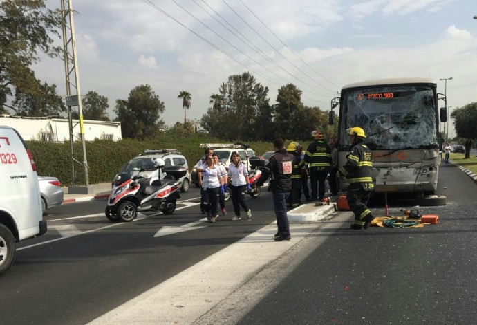 18 פצועים בתאונה בין אוטובוס למשאית בתל אביב (צילום:  דוברות מד"א מחוז דן)