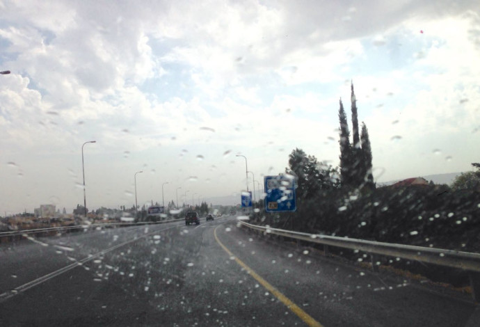 גשם באזור עפולה (צילום:  אבשלום ששוני)