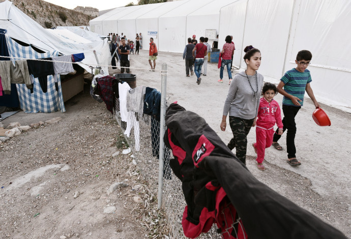 פליטים בכיוס (צילום:  Louisa Goulimaki/AFP)