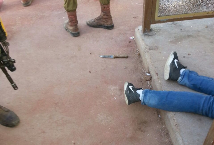 גופת המחבל והסכין שנשא עליו במחסום עפרה (צילום:  דובר צה"ל)