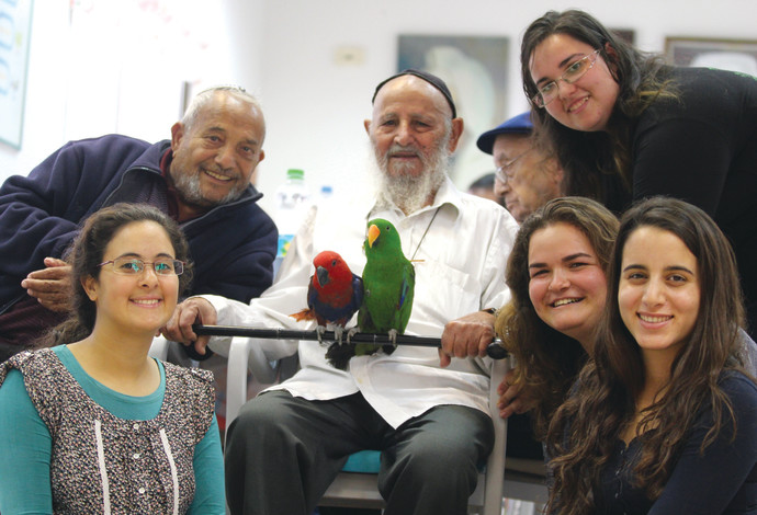 מתנדבות שירות לאומי במרכז לקשיש (צילום:  רננה כהן)
