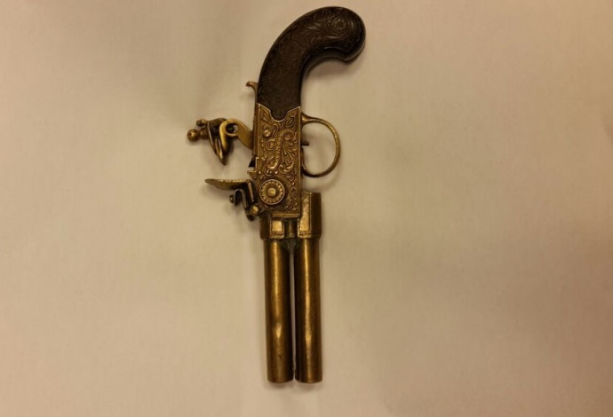 אקדח שאותר בתיק של נער שהגיע לסיור בכנסת (צילום:  דוברות הכנסת)