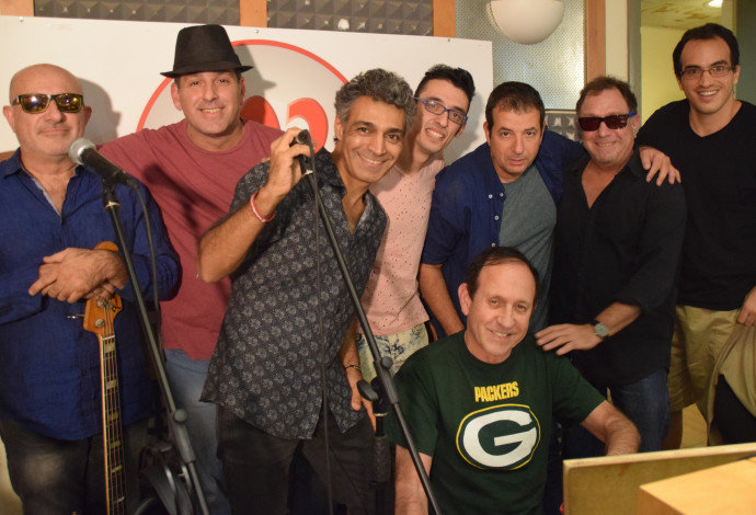 להקת אטרף באולפן של גבי גזית (צילום:  103FM)