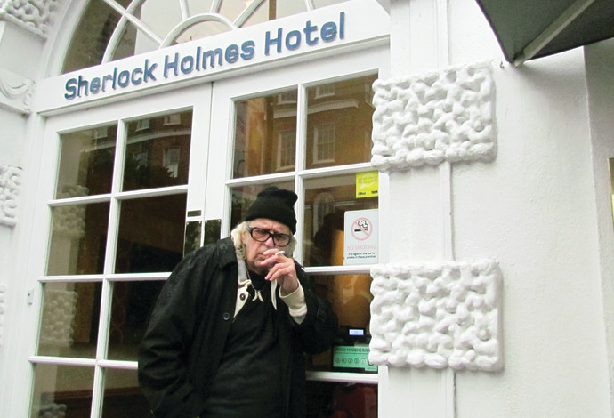 נתן זהבי מחוץ למלון "שרלוק הולמס" בלונדון (צילום:  ישי מור)