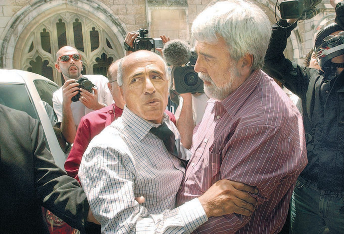 מרדכי ואנונו ופיטר הונאם אחרי השחרור (צילום:  פלאש 90)