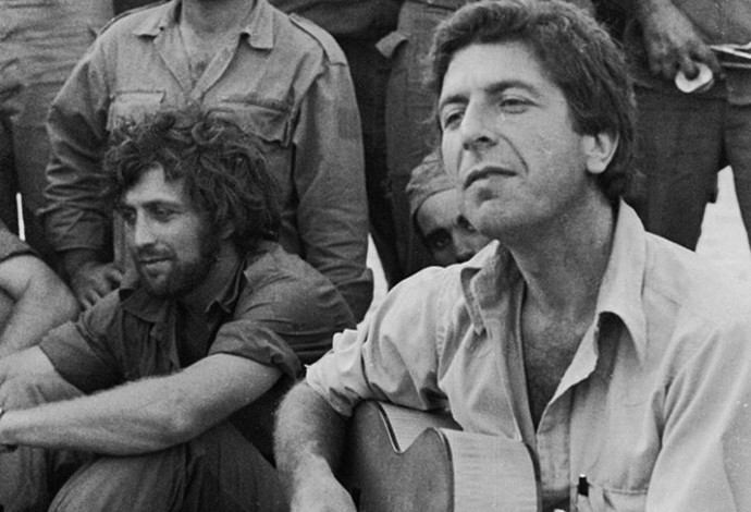 לאונרד כהן מופיע לפני חיילי צה"ל, 1973 (צילום:  אורי דן, באדיבות גלריה פרקש)