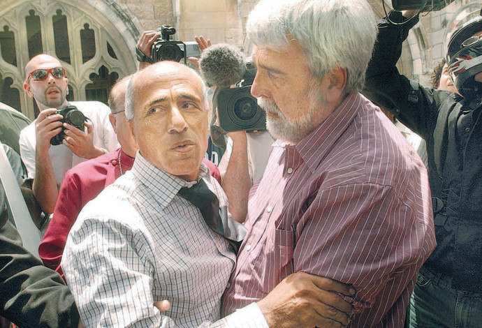 מרדכי ואנונו עם העיתונאי שחשף את הפרשה, פיטר הונאם (צילום:  פלאש 90)