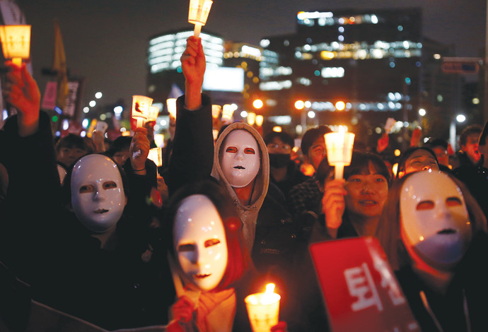 הפגנות בדרום קוריאה נגד הנשיאה (צילום:  רויטרס)