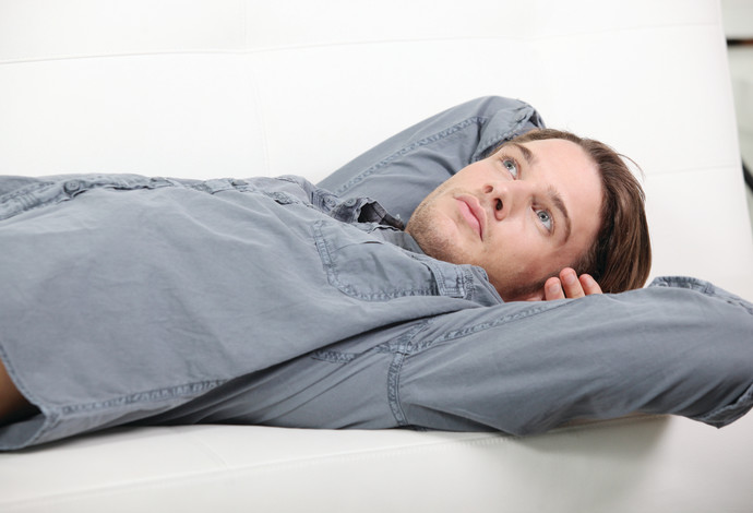 גבר שוכב על ספה, צילום אילוסטרציה (צילום:  אינגאימג)