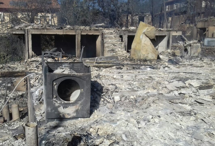בית שרוף בחלמיש (צילום:  דוברות כבאות והצלה מחוז יו"ש)