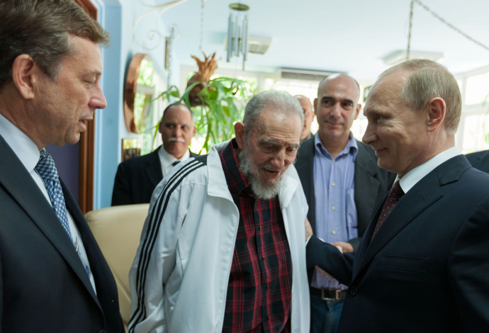פוטין נפגש עם קסטרו ב-2014 (צילום:  AFP)