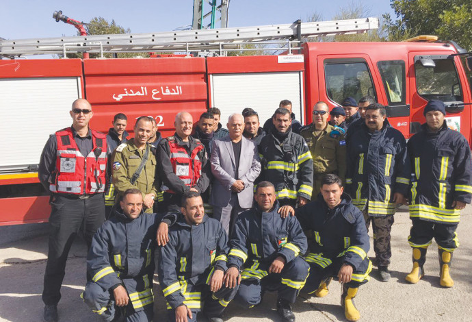 כבאים פלסטינים מסייעים לכיבוי השריפה בחיפה (צילום:  ערן לוף)