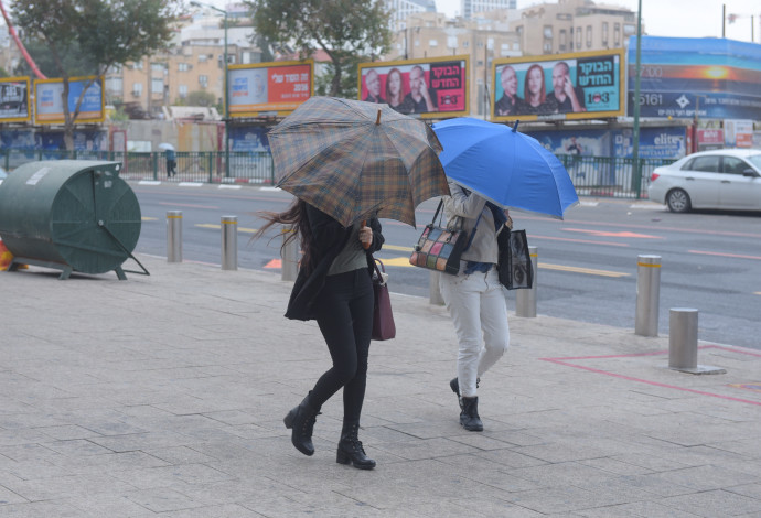 גשם ורוחות בתל אביב (צילום:  אבשלום ששוני)