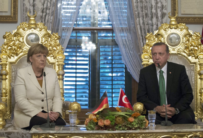 נשיא טורקיה רג'פ טאיפ ארדואן וקנצלרית גרמניה, אנגלה מרקל (צילום:  AFP)