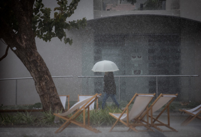 גשם בתל אביב (צילום:  נתי שוחט, פלאש 90)