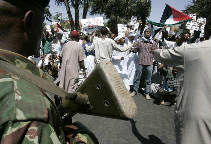 הפגנה מול שגרירות ישראל בקניה (צילום:  רויטרס)