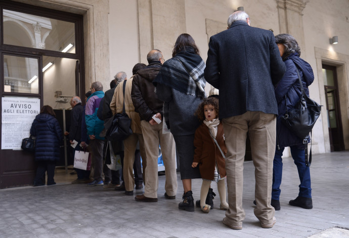 מצביעים במשאל העם באיטליה (צילום:  AFP)