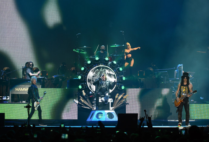 להקת Guns n' Roses בהופעה (צילום:  AFP)