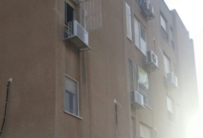 הבניין ממנו נפל ילד בן שלוש בערד (צילום:  דוברות המשטרה)