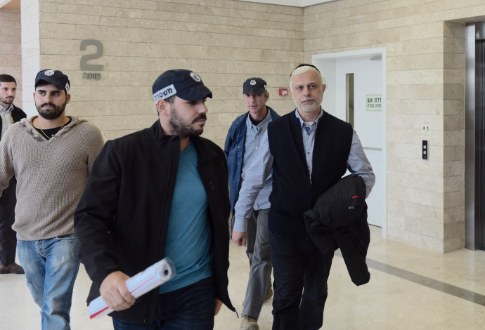 אמנון כהן בדרך להארכת מעצר (צילום:  אבשלום ששוני)