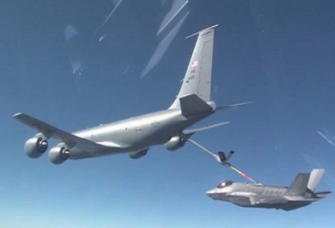 מטוס החמקן F35 בדרך לישראל (צילום:  דובר צה"ל)