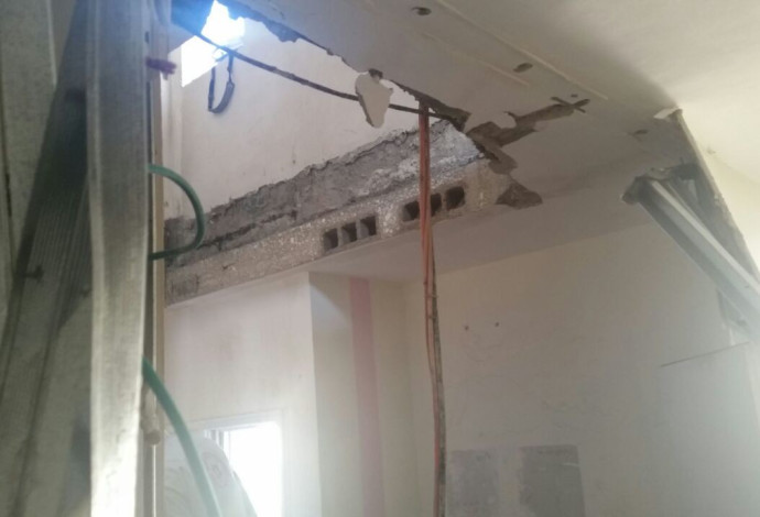 התקרה שקרסה בבני ברק (צילום:  דוברות המשטרה)