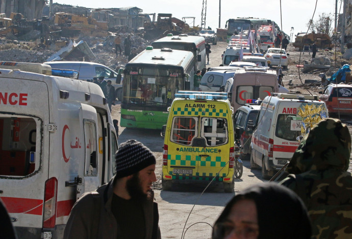 אמבולנסים ואוטובוסים מפנים את תושבי חאלב (צילום:  רויטרס)