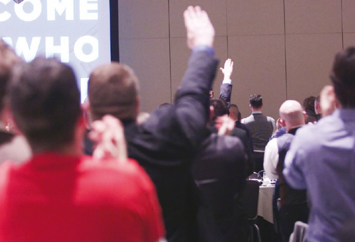 הצדעה במועל יד בכנס של  "אלט רייט" בוושינגטון (צילום:  צילום מסך)