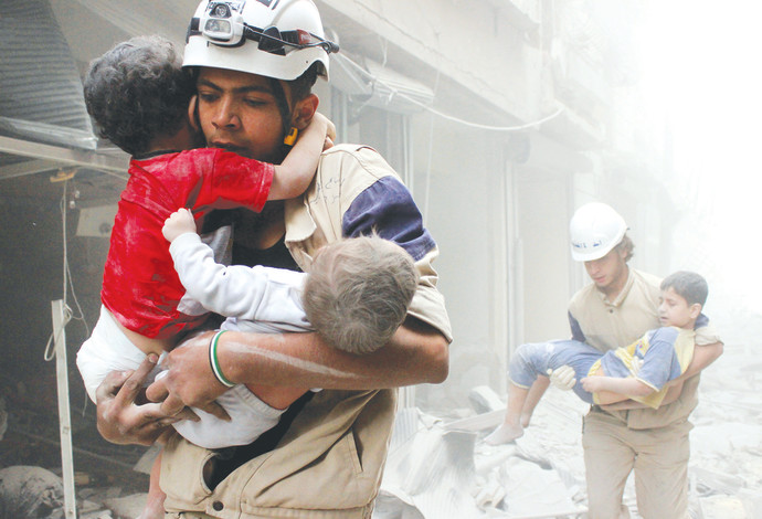 חילוץ ילדים מבניינים מופגזים, חאלב, סוריה (צילום:  רויטרס)