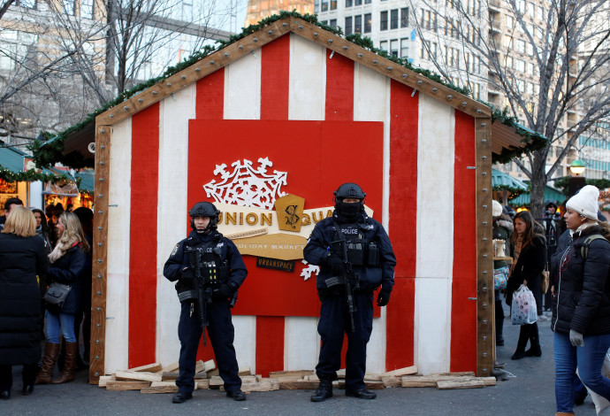 שוטרים בשוק חג המולד בברלין (צילום:  רויטרס)