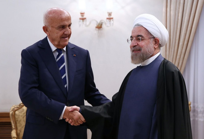 שר הביטחון של לבנון, סמיר מוקבל (משמאל) עם נשיא איראן חסן רוחאני (צילום:  AFP)