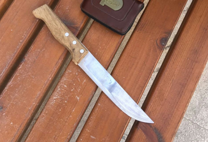 הסכין שנתפסה על הפלסטינית בעיר העתיקה (צילום:  דוברות המשטרה)