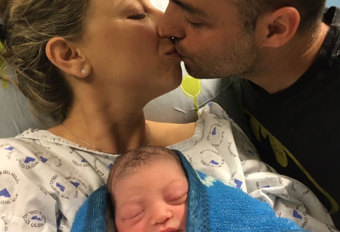 התינוקת הראשונה של 2017, להורים הילה וליאור סול (צילום:  דוברות בית חולים איכילוב)