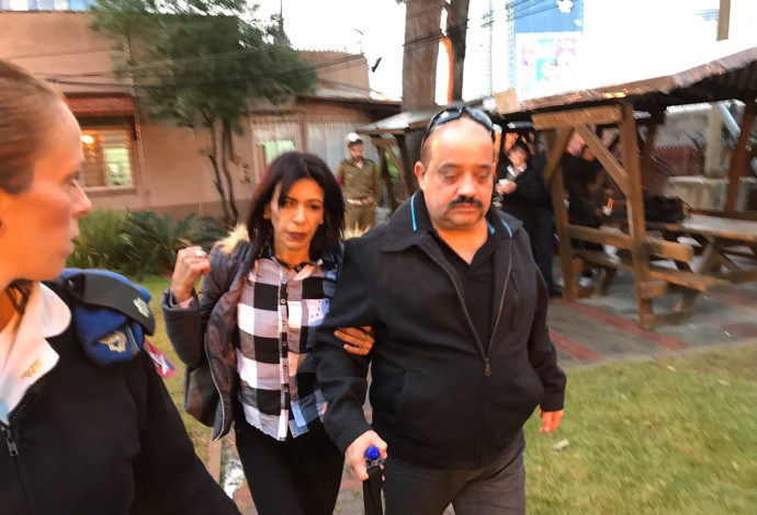 הוריו של אלאור אזריה מגיעים להכרעת הדין בקריה (צילום:  נועם אמיר)