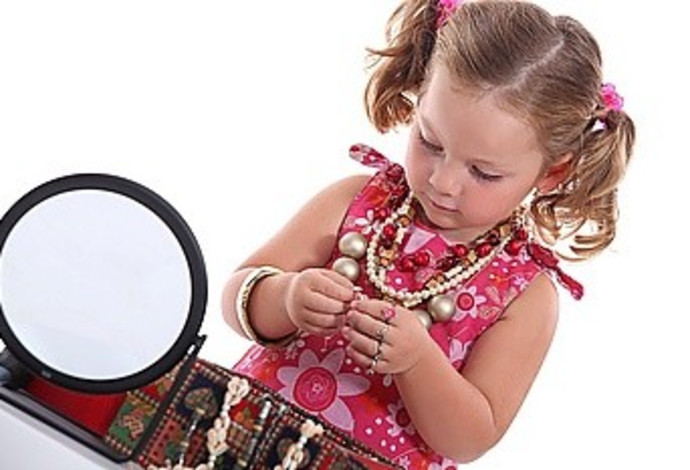 ילדה משחקת עם תכשיטים (אילוסטרציה) (צילום:  אינג אימג')