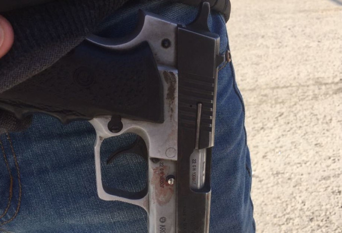 תושב חורה חטף נשק ממאבטח בב"ש ונעצר (צילום:  דוברות המשטרה)