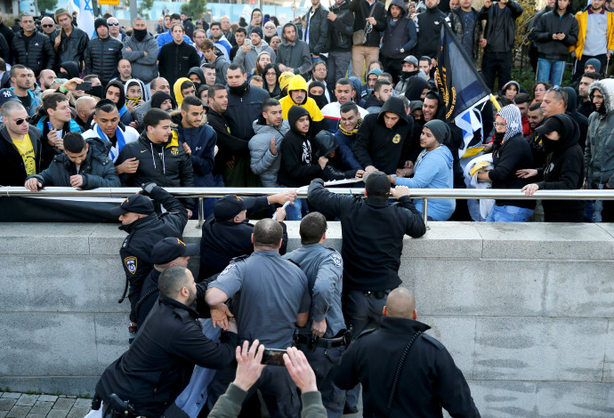 הפגנות מחוץ לבית הדין בעת ההכרעה במשפט אלאור אזריה (צילום:  רויטרס)