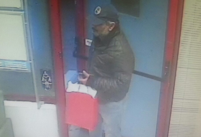 החשוד בשוד בסניף בנק בנתניה (צילום:  דוברות המשטרה)