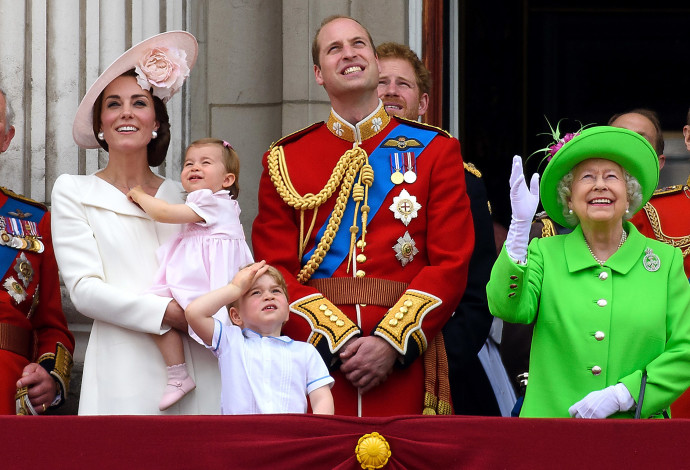המלכה אליזבת, הנסיך ויליאם, קייט מידלטון והנסיך צ'רלס (צילום:  Getty images)