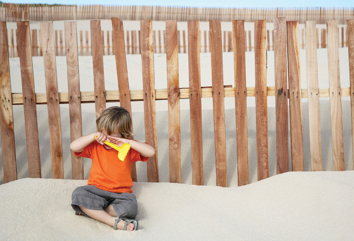 ילד עצוב, משחק בחול (צילום:  אינג אימג')